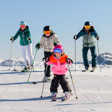 Familie startet das Skifahren