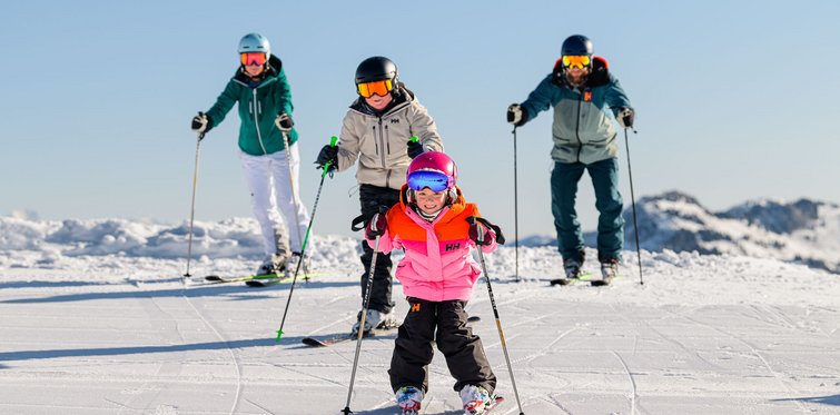 Familie startet das Skifahren