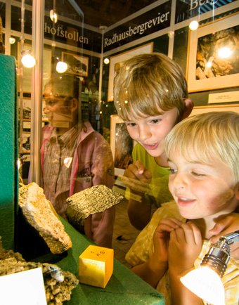 Kinder beim Besuch des Montanmuseum Altböckstein