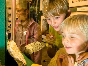 Kinder beim Besuch des Montanmuseum Altböckstein