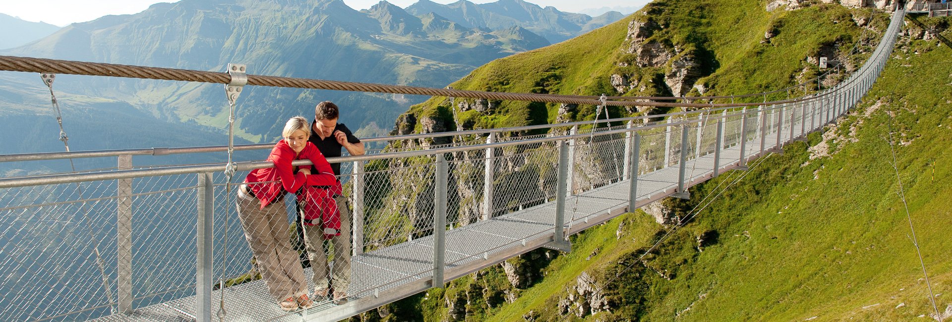 Wanderer auf der Hängebrücke - Stubnerkogel Bad Gastein