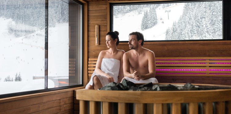 Panoramasauna in der Felsentherme Bad Gastein im Winter mit Blick auf die Piste