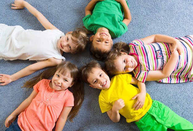 Kinder in der Spielhalle in Sonngastein