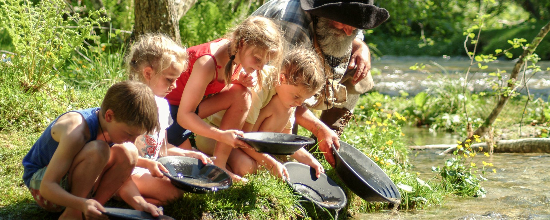 Kinder beim Goldwaschen in Gastein