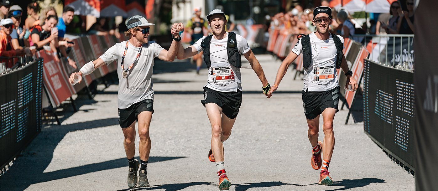 Zieleinlauf dreier Läufer beim adidas  TERREX INFINITE TRAILS
