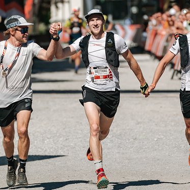 Zieleinlauf dreier Läufer beim adidas  TERREX INFINITE TRAILS