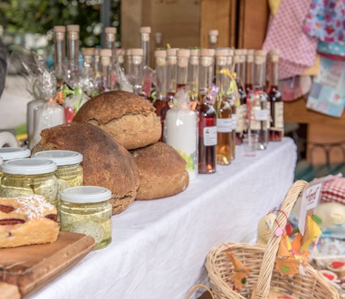 Gedeckter Tisch mit selbstgemachten Produkten