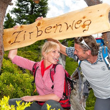 Wanderer auf dem Zirbenweg am Graukogel in Bad Gastein
