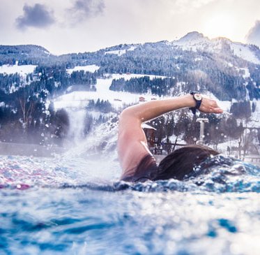 Gast beim Schwimmen im Außenbereich der Therme