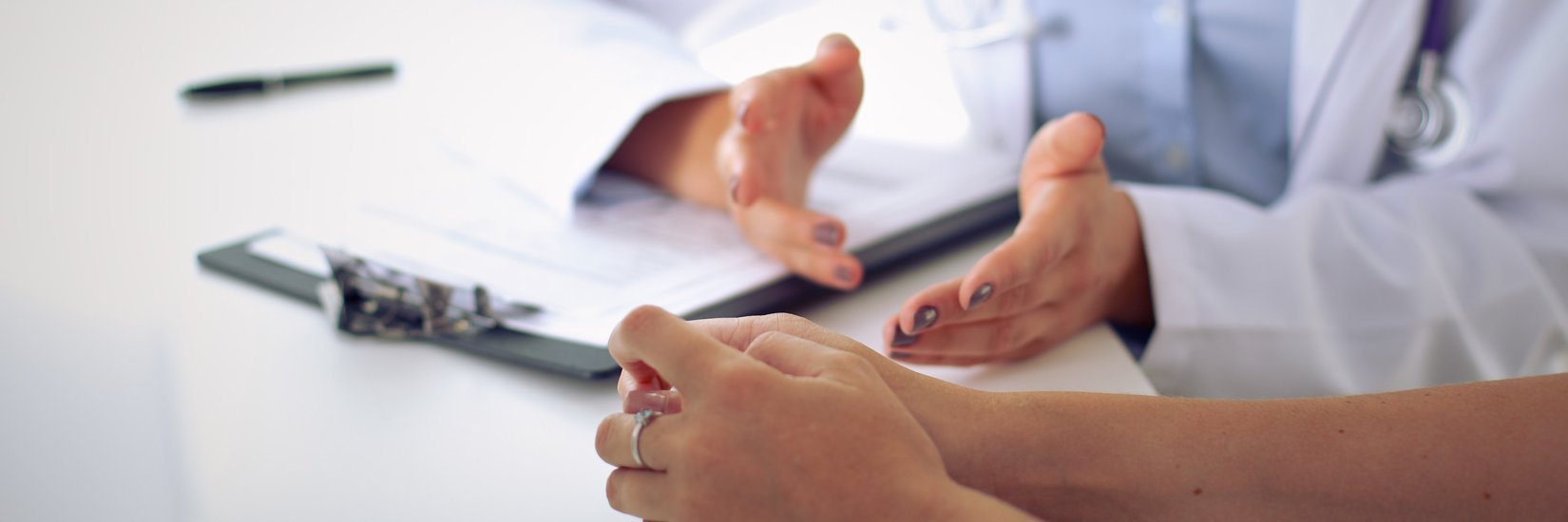 Ärztin bei der Besprechung der Kur mit der Patientin