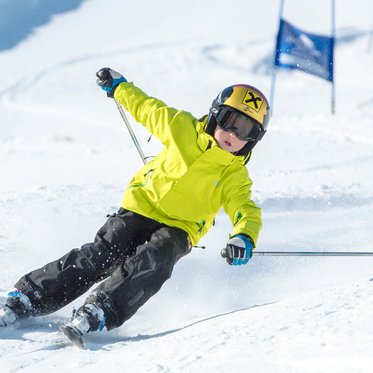 Kind beim Absolvieren eines Riesenslaloms