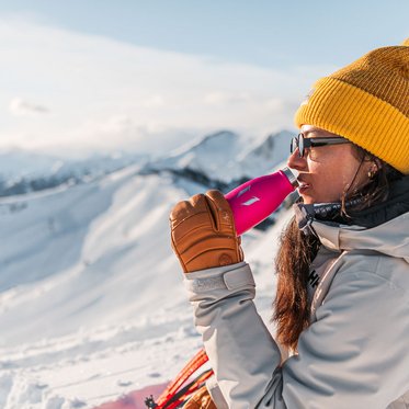 Frau trink aus Flasche