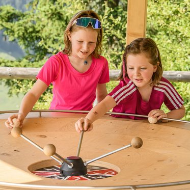 Mädchen bei einer Station mit rad