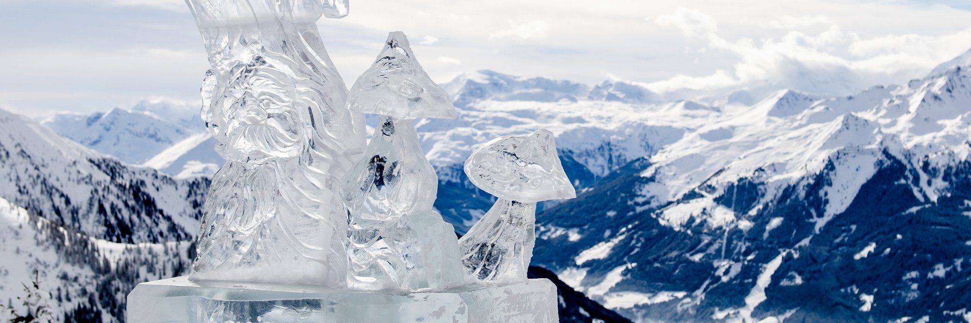 Eisskulptur am Berg mit Bergpanorama im Hintergrund