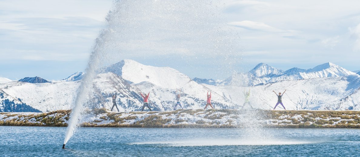 Yoga Übungen vor der schneebedeckten Gasteiner Bergwelt