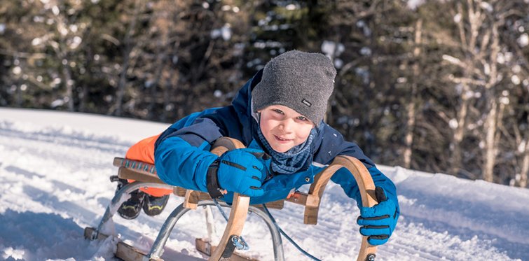 Kinder beim Rodeln in Gastein