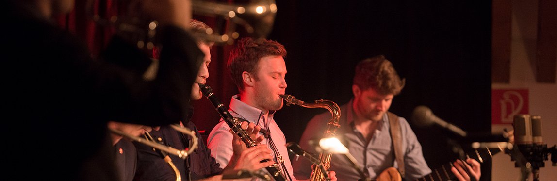 Jazz Band Blas- und Zupfinstrumenten beim Jammen mit im Sägewerk