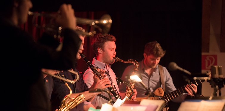 Jazz Band Blas- und Zupfinstrumenten beim Jammen mit im Sägewerk