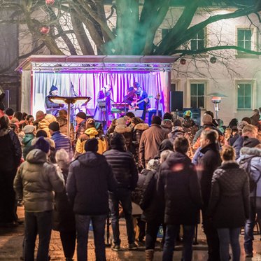 Publikum bei einem Konzert im Ortszentrum von Bad Hofgastein im Winter