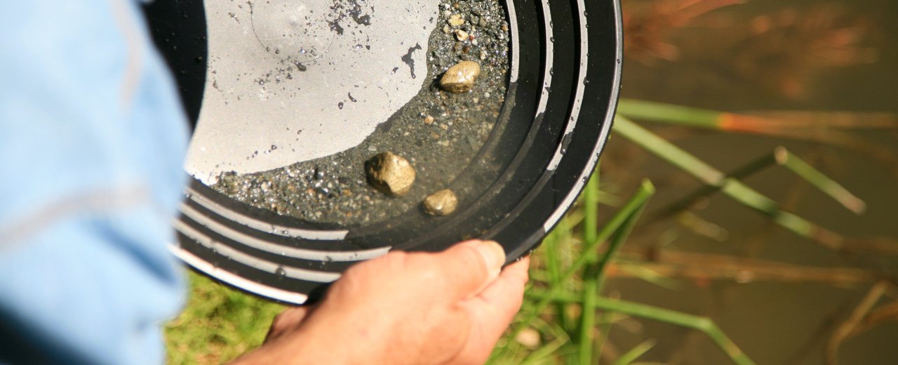 Person beim Goldwaschen im Gasteinertal
