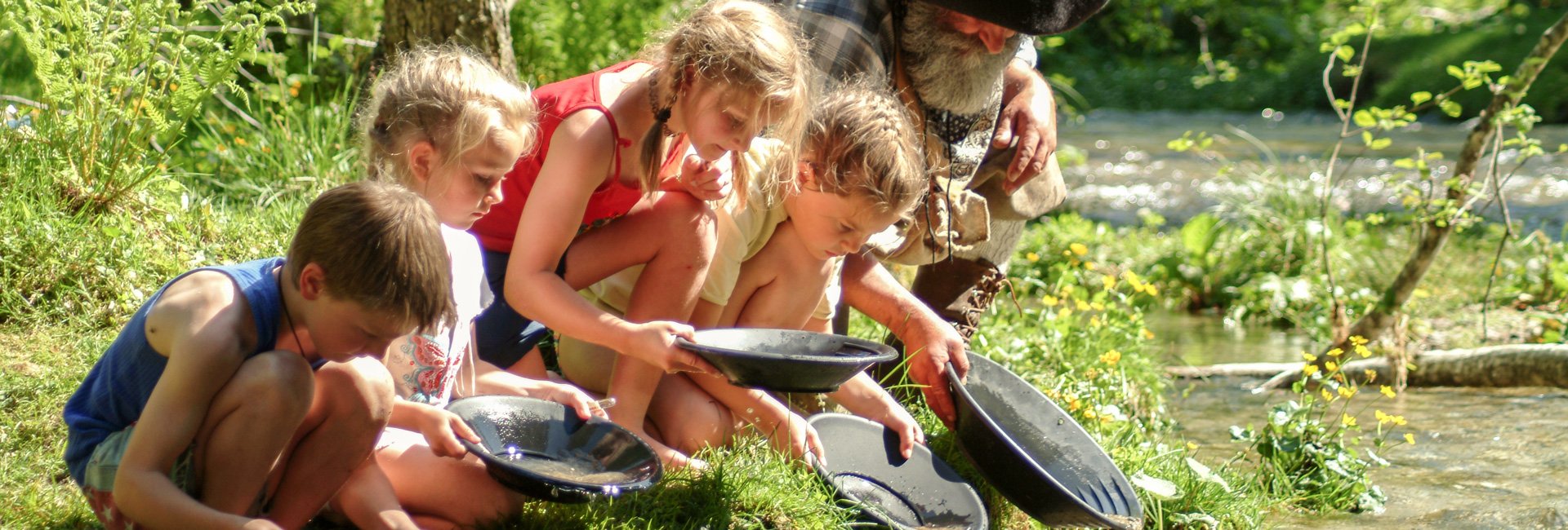 Kinder beim Goldwaschen in Gastein