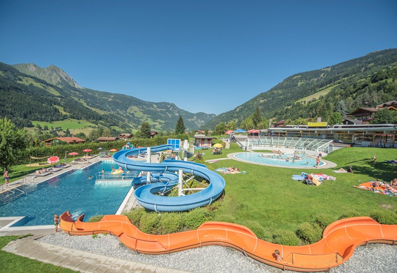 Schwimmbecken und Wasserrutschen vom Solarbad in Dorfgastein