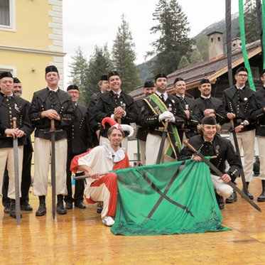 Aufnahme von der Schwerttanzgruppe Böckstein am Schauplatz Montansiedlung in Böckstein