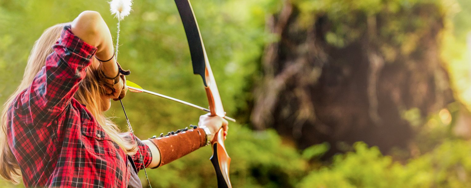 Bogenschießen im Parcours im Wald