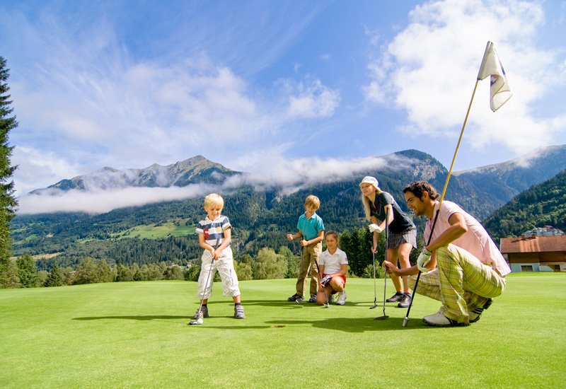 Familie beim Golfen im Gasteinertal