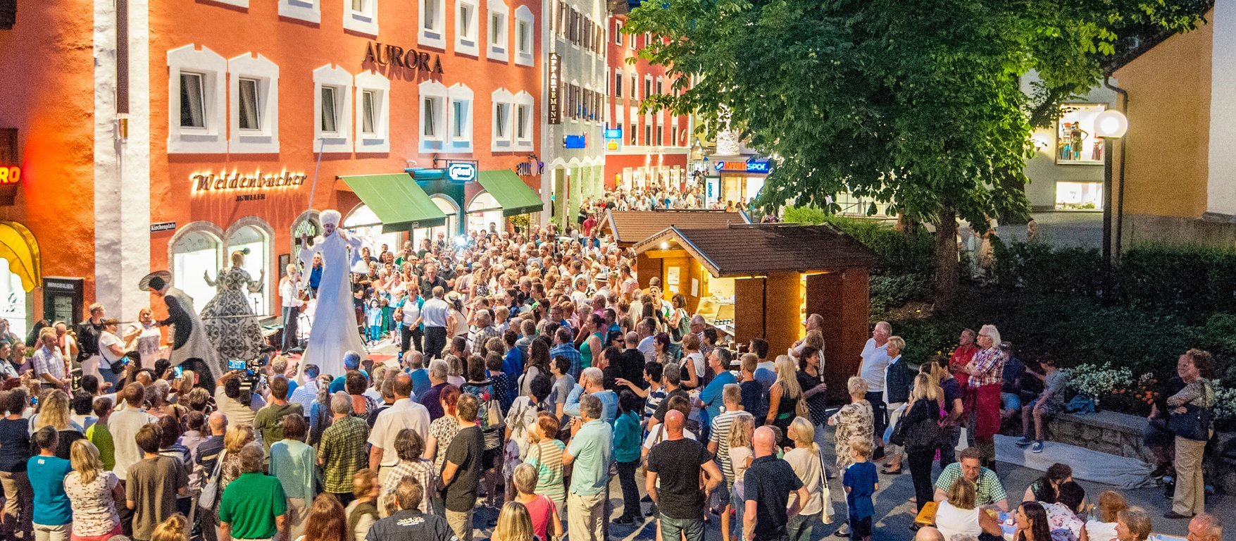 Besucher des Sternshoppen Events im Ortskern von Bad Hofgastein