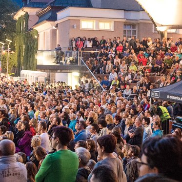 Kulisse von einem Konzert in der Alpenarena