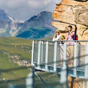 Personen auf einer Aussichtsplattform
