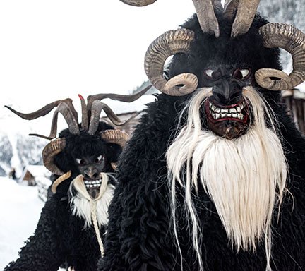 Kunstvoll geschnitzte Krampus-Masken in Gastein