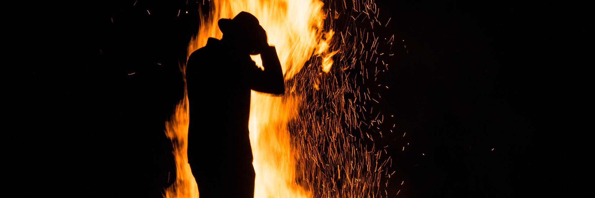 Person vorm Sonnenwendfeuer in Gastein