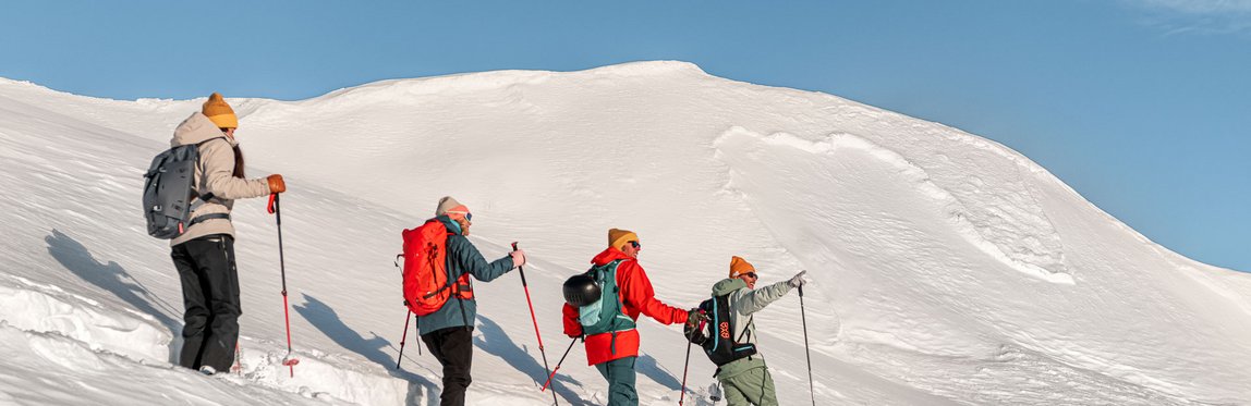 Tourengeher bewundern den Ausblick