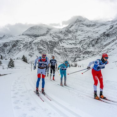 Die Läufer*innen des Langlauf-Events Gastein Classics inmitten der wunderschönen Winterberglandschaft in Sportgastein.