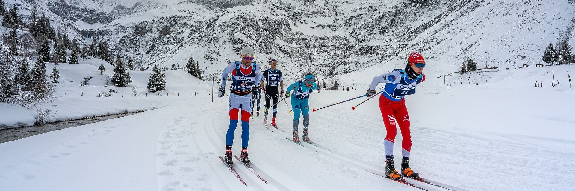 Die Läufer*innen des Langlauf-Events Gastein Classics inmitten der wunderschönen Winterberglandschaft in Sportgastein.