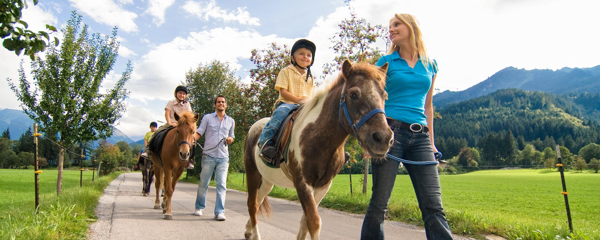 Kinder beim geführten Reiten im Gasteinertal