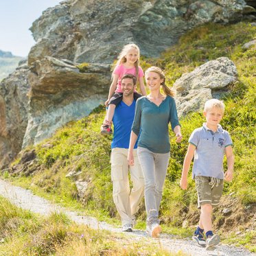 Familie beim Wandern in den Gasteiner Bergen