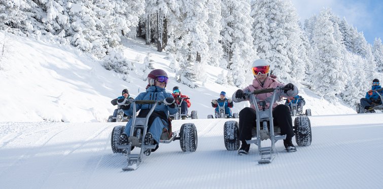 Early Winter Mountaincart-Fahrer auf der Piste