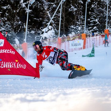 Snowboader in Action beim Weltcup in Bad Gastein
