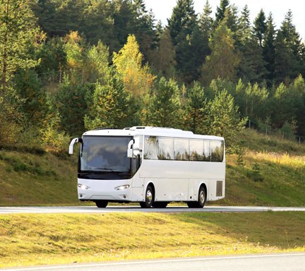 Bus auf einer Landstraße