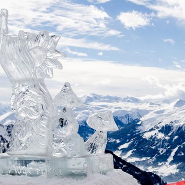 Eisskulptur am Berg mit Bergpanorama im Hintergrund