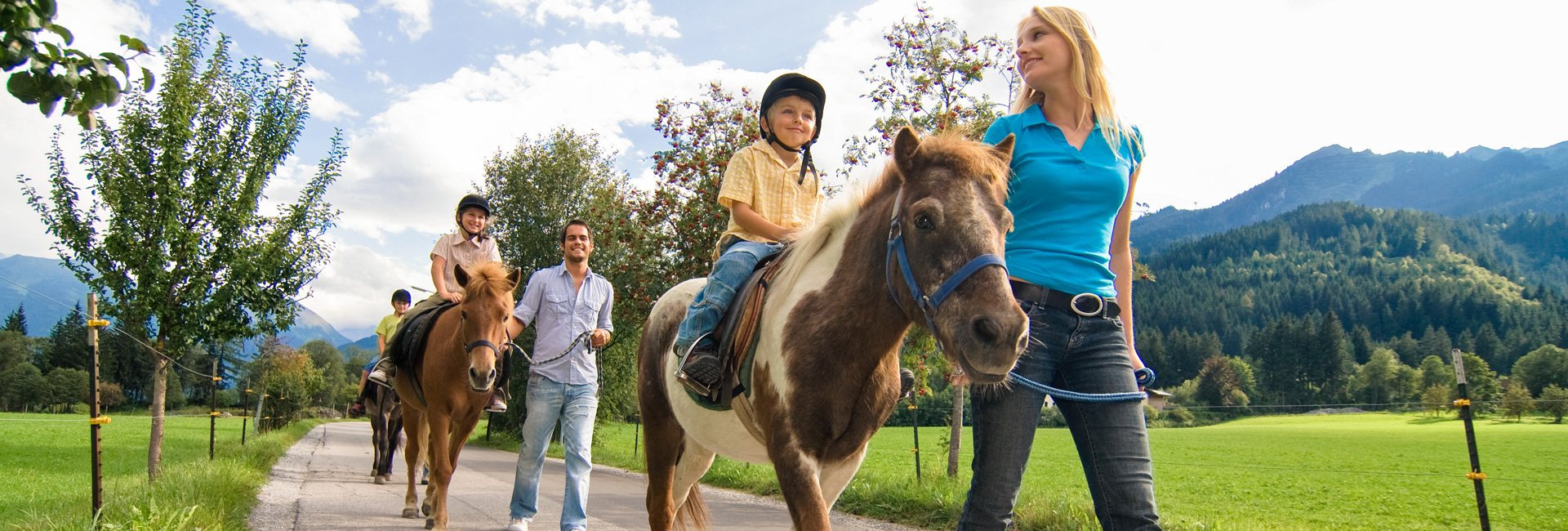 Kinder beim geführten Reiten im Gasteinertal