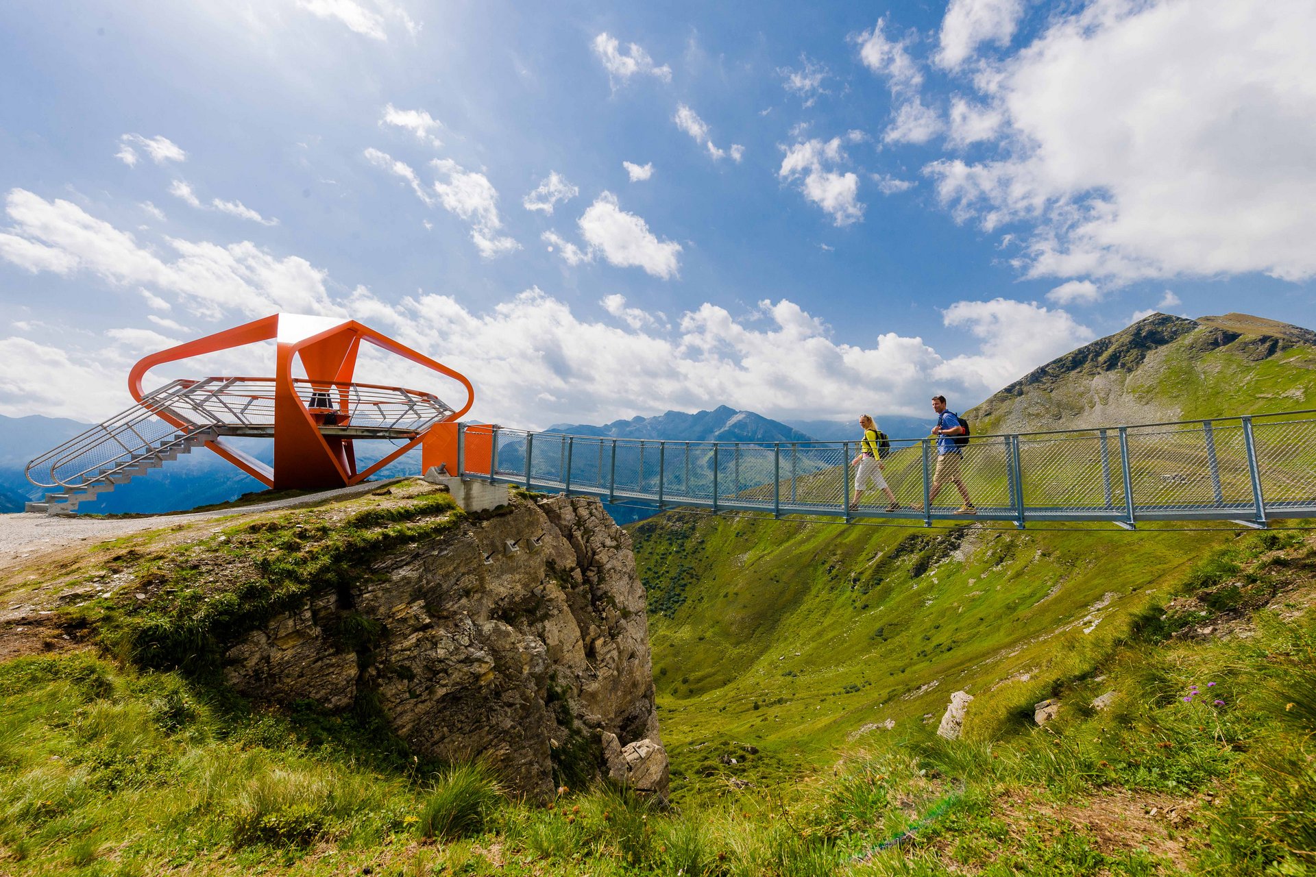 Felsenweg am Fulseck, Menschen wandern über die Hängebrücke.