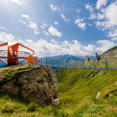 Felsenweg am Fulseck, Menschen wandern über die Hängebrücke.