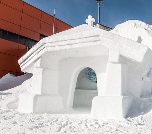 Schneehöhle am Berg neben der Bergstation Stubnerkogel