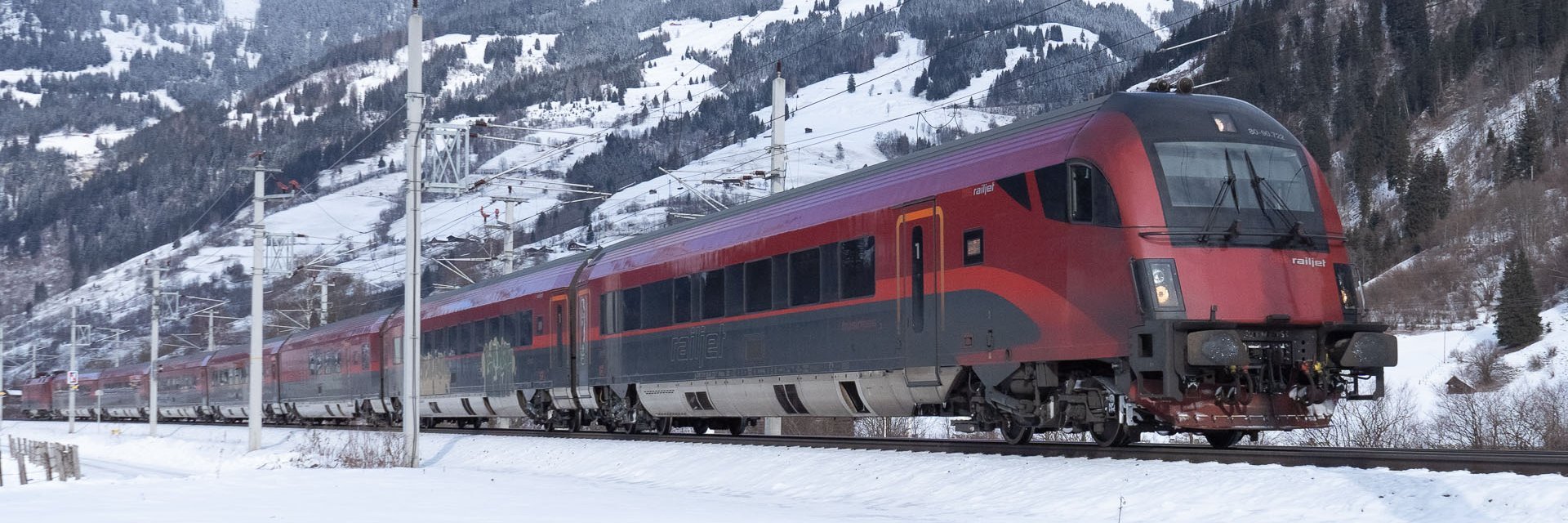 Zug fährt am Bahnhof in Dorfgastein ein