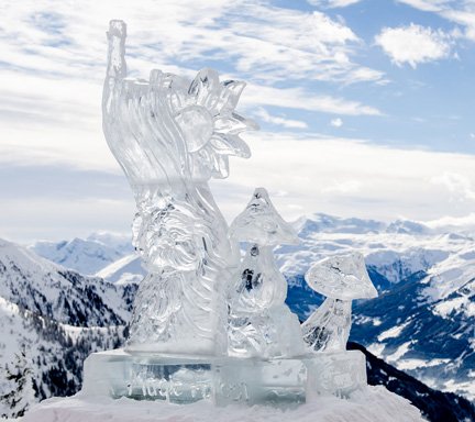 Eisskulptur am Berg mit Bergpanorama im Hintergrund