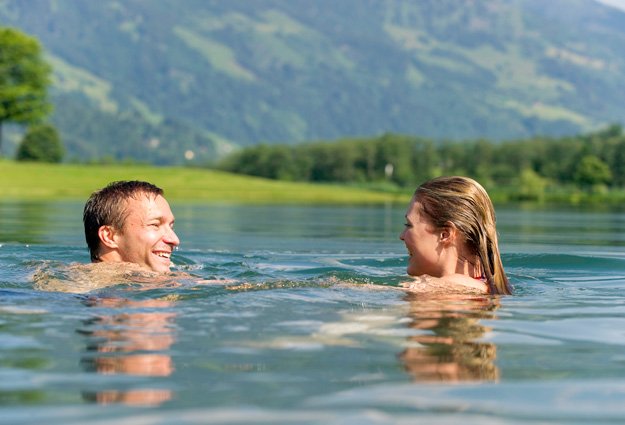 Pärchen beim Schwimmen im Gasteiner Badesee
